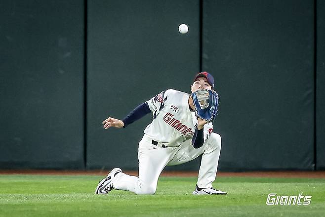 지난 20일 사직 삼성전에서 수비하는 롯데 한승현. 롯데 자이언츠 제공