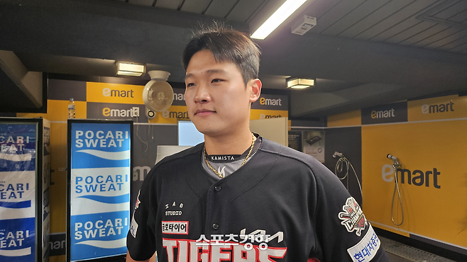 KIA 김석환이 22일 인천 SSG전 결승 홈런 후 더그아웃에서 취재진과 만나 소감을 전하고 있다.
