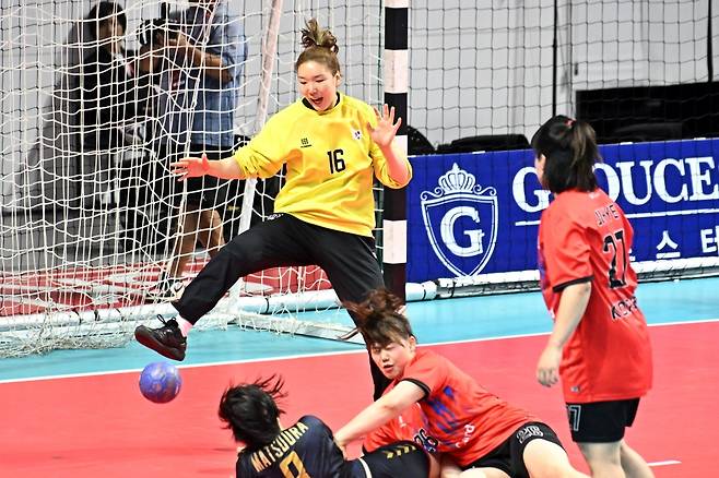 박새영(16번)이 선방을 해내는 장면. /사진=대한핸드볼협회 제공