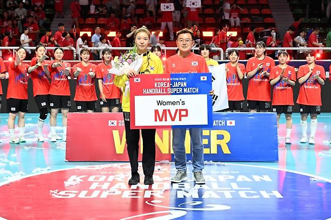 한일전 여자부 MVP 박새영(왼쪽). /사진=대한핸드볼협회 제공