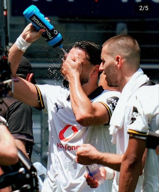 더위에 힘들어하는 도르트문트 선수들. /사진=도르트문트 SNS