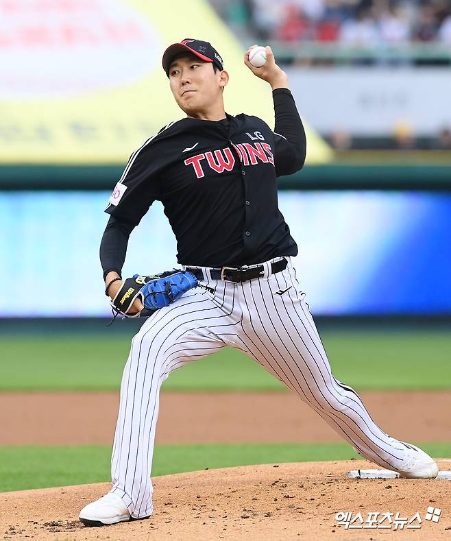 LG 트윈스 좌완 손주영이 21일 서울 잠실야구장에서 열린 2025 신한 SOL Bank KBO리그 두산 베어스와의 팀 간 7차전에 6회초 구원 등판, ⅓이닝 3피안타 2실점으로 패전투수가 됐다. 사진 엑스포츠뉴스 DB