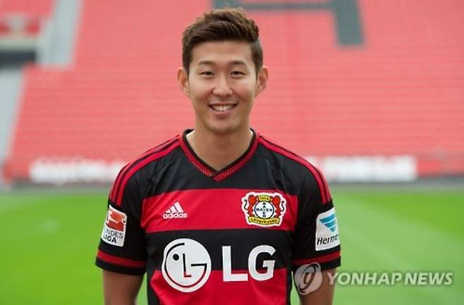 축구 전문 매체 토크스포츠의 벤 제이콥스 기자는 독일 분데스리가 클럽이자 손흥민(토트넘 홋스퍼)의 친정팀인 바이엘 레버쿠젠이 손흥민을 다시 데려오길 원한다고 주장했다. 그는 아직 레버쿠젠의 공식 제안은 없지만 내부적으로는 이미 협의가 시작됐다고 밝혔다. 만약 손흥민이 토트넘을 떠나 레버쿠젠으로 향한다면 2015년 클럽을 떠난 이후 10년 만에 친정팀으로 복귀하게 된다. 또 레버쿠젠 신임 사령탑 에릭 텐 하흐 감독 밑에서 시즌을 보내게 된다. 연합뉴스