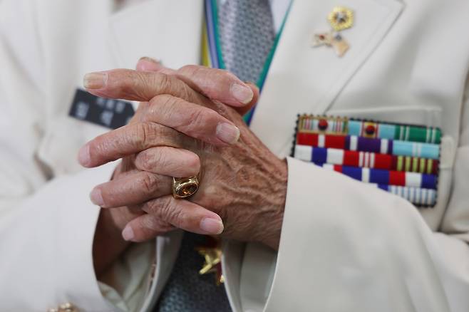 노병의 손 (포천=연합뉴스) 임병식 기자 = 임석환 참전유공자가 경기 포천시 보훈회관에서 6.25전쟁 75년을 앞두고 인터뷰를 하고 있다.