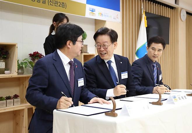 지난 2019년 12월 23일 오후 경기도청 상황실에서 열린 수원시 화성시간 불합리한 행정구역 경계조정을 위한 경기도 · 수원시 · 화성시 공동 협약식에서 이재명 당시 경기도지사와 염태영 수원시장, 서철모 화성시장이 협약서에 서명을 하고 있다. 사진=경기도