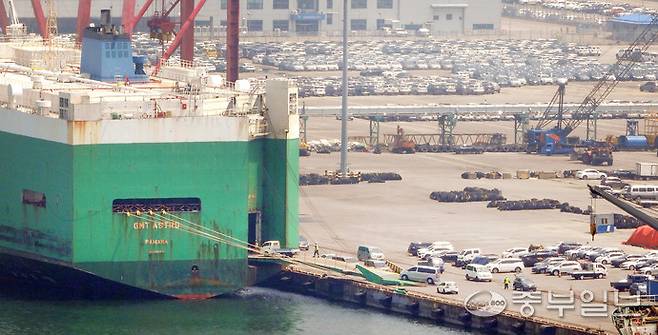이스라엘과 이란 간 전쟁 여파로 호르무즈 해협 봉쇄 가능성이 커지며 수출입에 비상이 걸린 가운데, 23일 인천시 중구 인천항 부두에서 수출용 중고차들이 선적되고 있다. 정선식기자