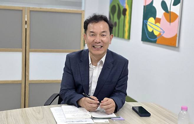 신주식 세종늘벗학교 교장이 환하게 웃고 있다. /사진=이은지 기자