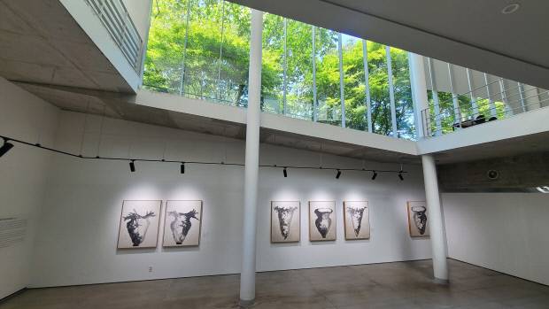 지하 2층 전시실에서는 유리창 너머로 무등산이 보인다.