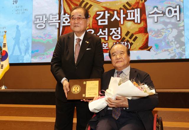 23일 전주시 그랜드힐스턴에서 열린 봉오동 전투 전승 105주년 기념식에서 이종찬 광복회장이 윤석정 전북일보 사장에게 감사패 수여를 하고 있다. 조현욱 기자