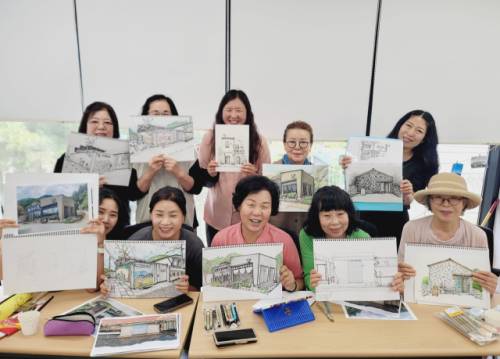 인제 기린면 도시재생현장지원센터의 ‘어반스케치 펜드로잉’ 수업 모습.