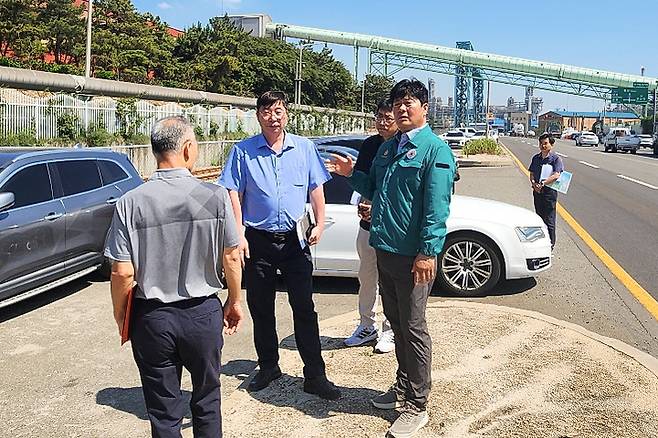 공진혁 시의원은 23일 관계 공무원들과 함께 온산국가산업단지 인근 도로에서 현장간담회를 실시했다. 울산시의회 제공