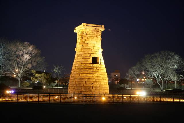 선덕여왕의 업적으로 소개되고 있는 천년이 지나도 무너지지 않고 있는 첨성대의 야경.