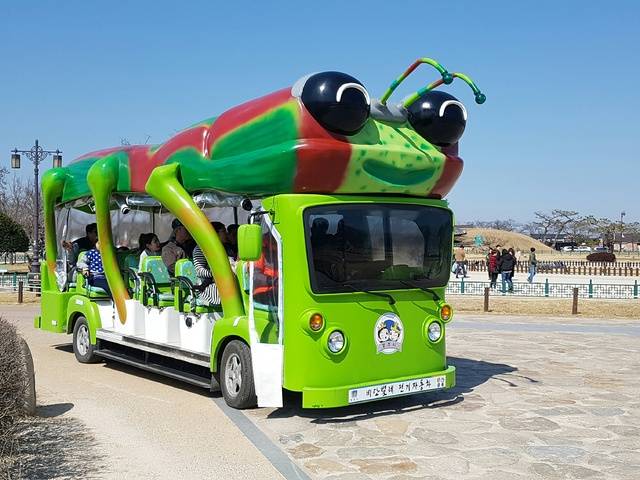 선덕여왕이 거닐었던 길이라고도 칭하는 동부사적지 곳곳을 운행하는 비단벌레 전동차.