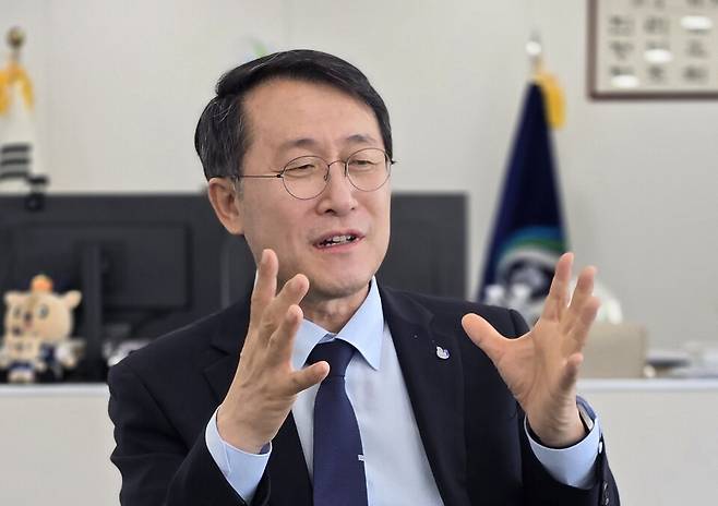 개교 73주년을 맞은 제주대학교는 제주 인재양성의 요람이다. 글로벌대학으로 거듭나려는 대학의 구상을 김일환 제주대학교 총장과의 대담을 통해 들어봤다. 대담은 원로 칼럼니스트인 김수종 전 한국일보 주필이 맡았다. ⓒ제주의소리