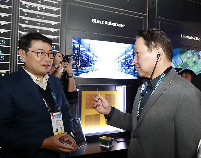 최태원(오른쪽) SK그룹 회장이 올해 1월 미국 라스베이거스에서 열린 CES 2025 행사장에 마련된 SK 전시관에서 유리기판을 살펴보고 있다./사진=SK그룹