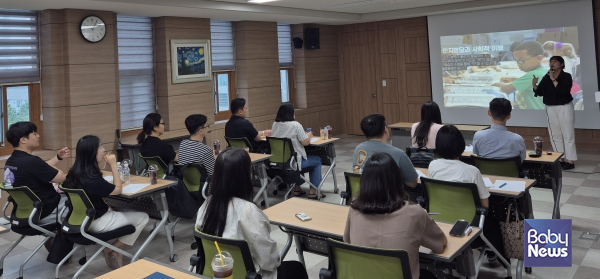 광주서부교육지원청 광산Wee센터는 21일 소회의실에서 관내 초등학교 저학년에 다니는 자려를 둔 보호자들을 대상으로 보호자 교육 '놀자람'을 운영했다. ⓒ광주시교육청