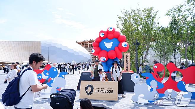 2025 오사카 간사이 엑스포에 들어서면 관람객을 반기는 '먀쿠먀쿠' 동상을 만날 수 있다.ⓒ News1 윤슬빈 기자