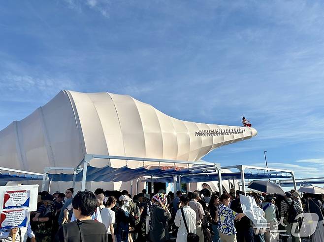 암모나이트 형태의 외관에 아톰이 앉아 있는 파소나 파빌리온ⓒ News1 윤슬빈 기자