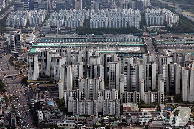 서울 아파트값 주간 상승률이 0.36%를 기록해 2018년 9월 이후 가장 컸다. 사진은 19일 송파구 서울스카이전망대에서 바라본 서울 송파구 아파트단지 모습. 2025.6.19/뉴스1 ⓒ News1 박세연 기자