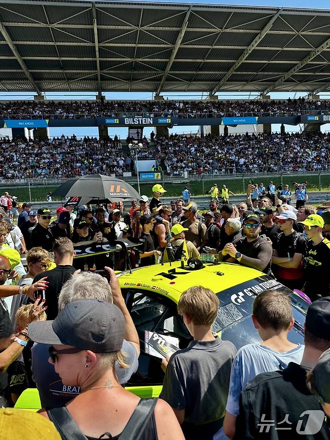19~22일(현지시간) 독일 라인란트팔츠주 뉘르부르크의 뉘르부르크링 서킷에서 열린 '뉘르부르크링 24시 내구레이스'가 열렸다. 사진은 21일 레이스 출발을 앞두고 열린 그리드 워크에서 만타이 레이싱팀의 차량을 보기 위해 몰려든 팬들의 모습.ⓒ 뉴스1 이동희 기자