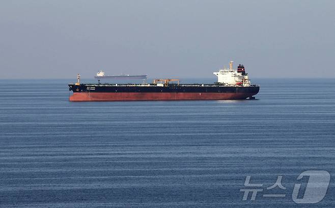 호르무즈해협으로 한 유조선이 지나가고 있다. 2018.12.21. ⓒ 로이터=뉴스1 ⓒ News1 권영미 기자