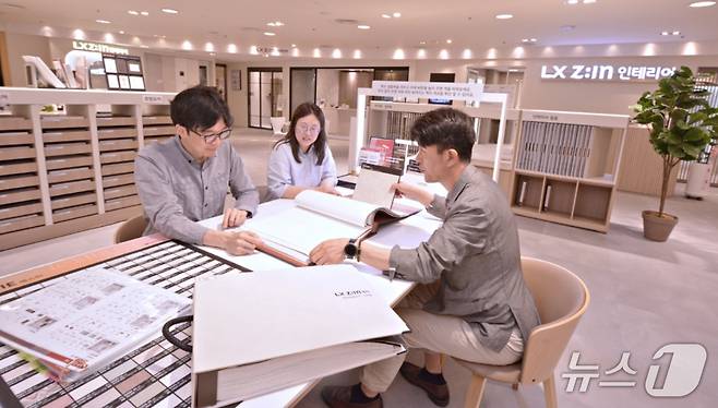 대구백화점 프라자점 8층 인테리어 토털전시장인 'LX Z:IN 인테리어' 매장을 찾은 고객이 상담을 받고 있다.(대구백화점 제공. 재판매 및 DB 금지)