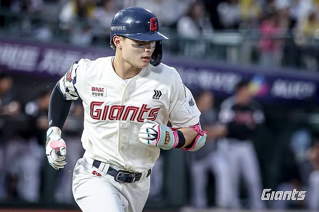 롯데 윤동희가 1루를 향해 질주하고 있다. 사진 | 롯데 자이언츠