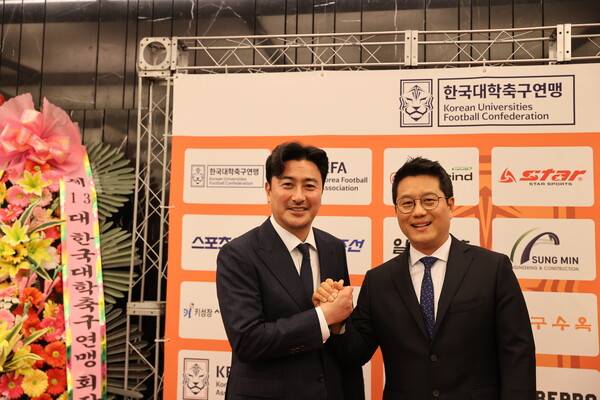 안정환 총괄 디렉터, 박한동 한국대학축구연맹 회장. 사진 | 한국대학축구연맹