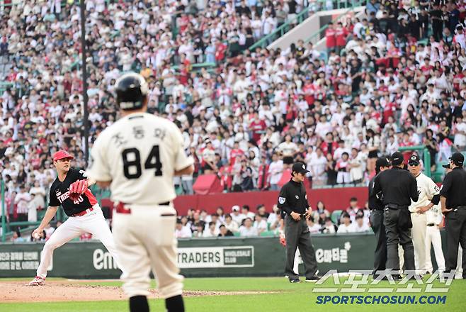 경기 재개를 기다리며 연습 투구를 하는 KIA 네일.