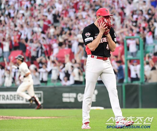 7회말 SSG 한유섬이 KIA 네일을 상대로 역전 3점 홈런을 날렸다. 아쉬움에 얼굴을 감싼 네일.