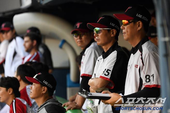 22일 잠실구장에서 열린 LG 트윈스와 두산 베어스의 경기. LG 염경엽 감독이 경기를 지켜보고 있다. 잠실=박재만 기자 pjm@sportschosun.com/2025.06.22/