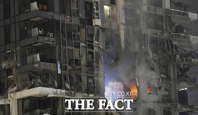 미국의 핵시설 공격에 이란이 호르무즈 해협 봉쇄로 맞대응하면서 현재 배럴당 70달러 후반대인 국제유가가 130달러까지 치솟을 수 있다는 경고가 나온다. 13일(현지시간) 이스라엘 텔아비브의 한 건물이 이란이 발사한 미사일에 맞아 화염과 연기가 치솟고 있다. /텔아비브=AP.뉴시스