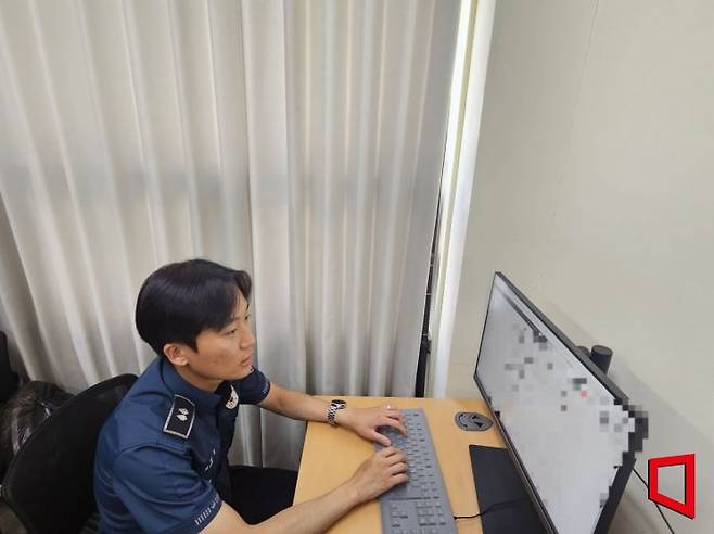 최성욱 순경이 집회 현장을 다녀온 뒤 보고를 올리고 있다. 박승욱 기자