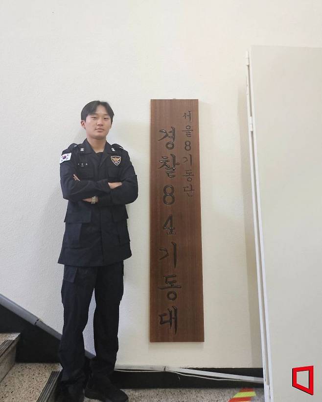 최성욱 순경이 서울 마포경찰서에 있는 서울경찰청 제8 기동단 84기동대 현판에서 포즈를 취하고 있다. 박승욱 기자
