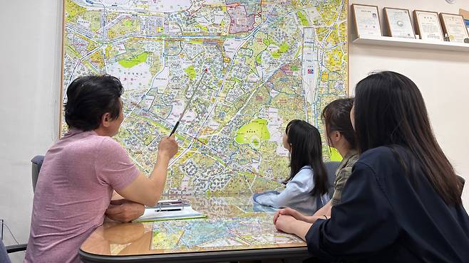 19일 오후 2시 30분, 서울 마포구 아현동의 한 공인중개사무소. 20대 3명이 매물 문의를 위해 사무소를 찾았다. 공인중개사 김해수(54)씨는 "새 정부 들어선 뒤, 패닉바잉하듯 집을 보러 오는 2030 세대가 확실히 늘었다"며 "공인중개사들도 매번 놀랄 정도로 집값이 고공행진하고 있다"고 했다./조민희 기자