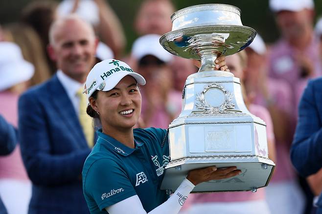 이민지가 23일 미국 텍사스주 필즈 랜치 이스트에서 LPGA 투어 KPMG 여자 PGA 챔피언십 우승 트로피를 들고 있다./AFP 연합뉴스