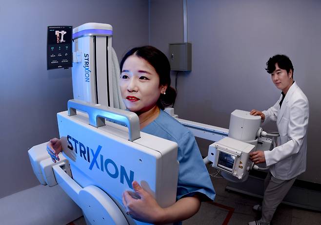 지난달 28일 서울 본사에서 의료기기 회사 제이피아이헬스케어 직원이 이동형 토모신세스를 이용하고 있다. 바퀴가 달려 있으며 응급실과 선별 진료소에서도 이용할 수 있다. /조선비즈