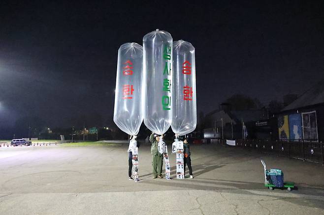 납북자가족피해연합회가 대북전단을 살포하는 장면 /납북자가족모임 제공=뉴스1