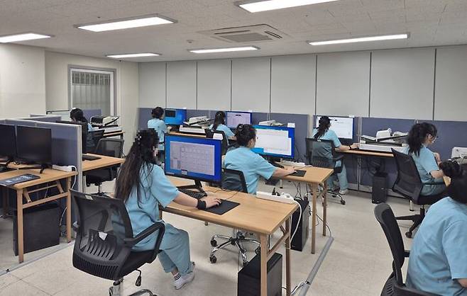 서울 동부구치소 내 법무부 기록물 디지털화 작업장 모습. /행정안전부 국가기록원 제공