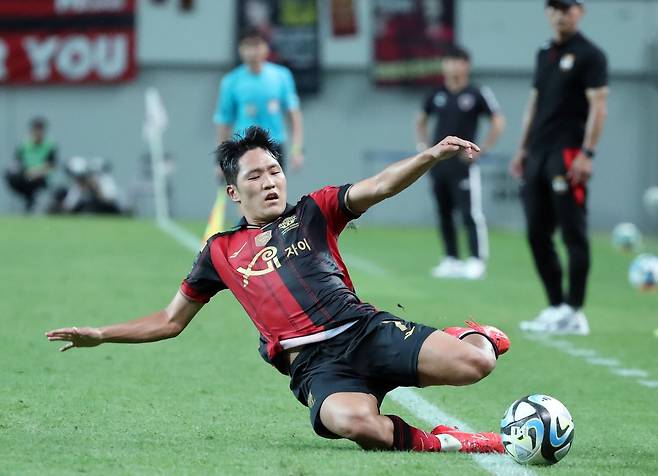 2023년 8월 4일 오후 서울 마포구 성산동 서울월드컵경기장에서 열린 2023 하나원큐 K리그1 25라운드 FC서울과 포항스틸러스의 경기에서 서울 나상호가 터치라인 밖으로 나가는 볼을 향해 몸을 날리고 있다. /뉴스1