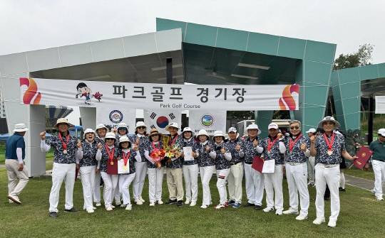 2025 제77회 충남도민체전에서 종합우승을 차지한 계룡시파크골프협회 선수들이 시상식 후 기념촬영을 하고 있다. 계룡시파크골프협회 제공