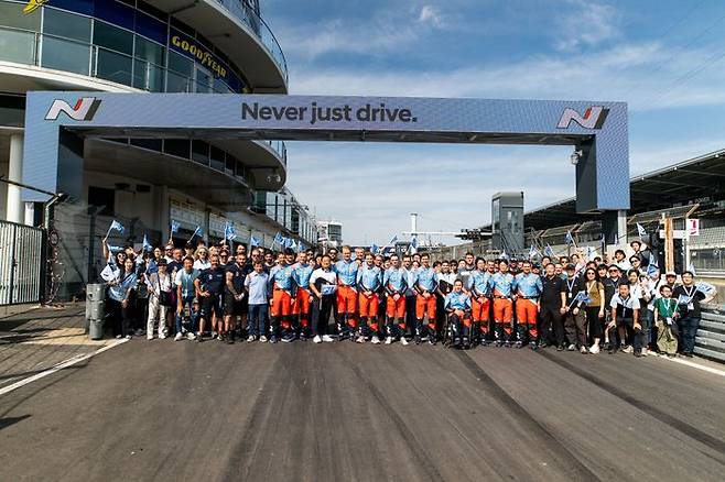 지난 21일부터 22일(현지시간)독일 라인란트팔츠주 뉘르부르크 지역에서 열린 ‘2025 뉘르부르크링 24시 내구레이스’가 끝난 후 현대 N 드라이버 및 팀 관계자들이 글로벌 N 고객들과 함께 기념 촬영하고 있다.ⓒ현대자동차