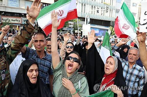 테헤란 시민들이 이란 국기를 들고 반미 집회를 하고 있다. EPA 연합뉴스