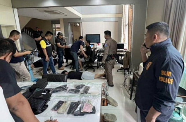 태국 경찰이 촌부리주 파타야 방라뭉의 한 고급 풀빌라에서 한국인 일당을 체포하고 있다. 방콕포스트 엑스(X) 계정 캡처