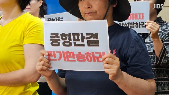 오늘(23일) 제주도의회 도민카페에서 기자회견을 진행하는 공안탄압저지 및 민주수호 제주대책위원회 (사진, 김재연 기자)