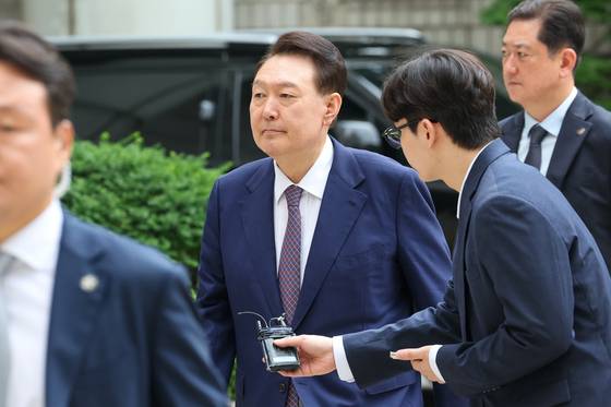 윤석열 전 대통령이 지난 16일 오전 서울 서초구 서울중앙지법에서 열린 내란 우두머리 혐의·직권남용 권리행사 방해 혐의 사건 7차 공판에 출석하고 있다. 사진공동취재단