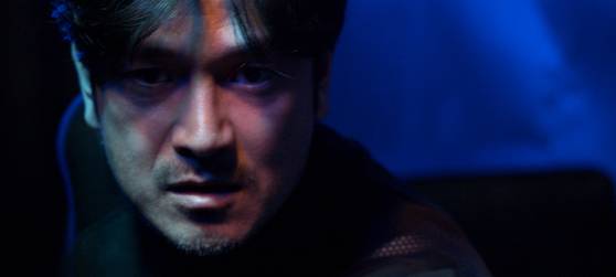 영화 '바다호랑이'는 세월호 참사 당시 구조작업을 벌였던 민간잠수사들의 고통과 트라우마를 다룬 이야기다. 잠수사 경수 역의 이지훈 배우가 물 한 방울 없는 세트장에서 시신 인양 장면을 촬영했다. 사진 영화로운형제