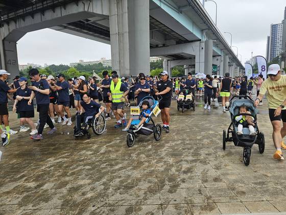 휠체어도 달리고, 유모차도 달린다. '2025 아이스 버킷 챌린지 런' 행사에서 참가자들이 러닝을 시작하고 있다. 최은경 기자