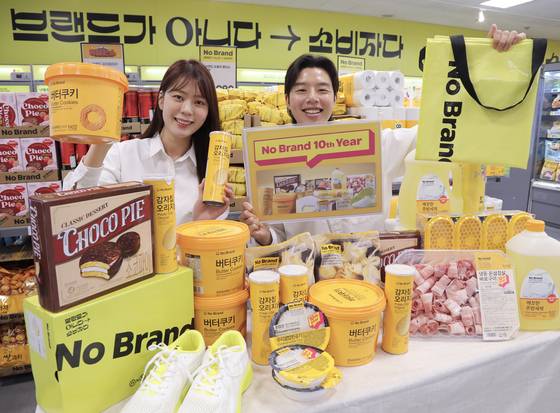 노브랜드 매장에서 모델이 10주년 기념 할인 행사 제품을 선보이고 있다. 사진 이마트