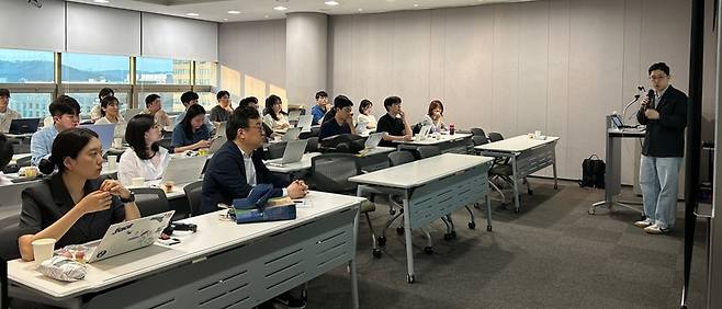 17일 퇴근 시간 이후 서울시 종로구 동화면세점 20층 강의실에서 유대근 한국일보 기자(맨오른쪽)가 '탐사·심층 기획보도의 모든 것'을 주제로 강의하고 있다. /삼성언론재단 제공